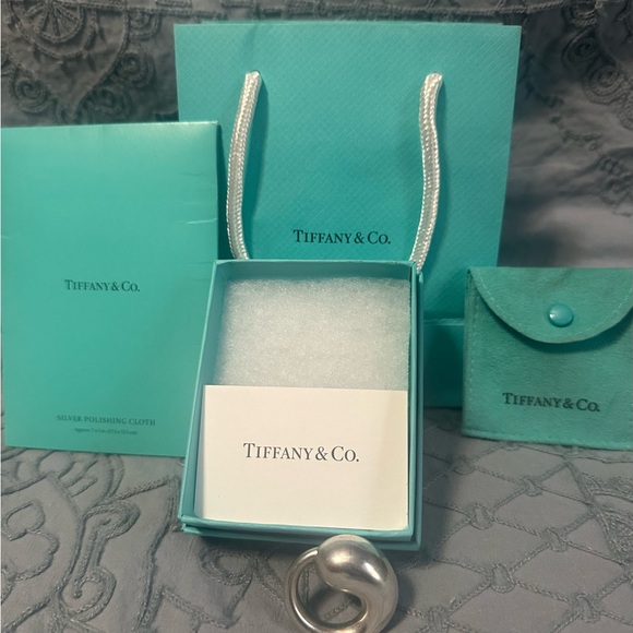 Tiffany & Co Eternal Circle
Infinity Pendant Extra Large - Picture 4 of 10
